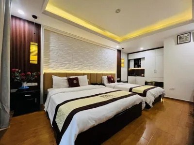 Dreibettzimmer mit Balkon — Art Hotel Ha Noi